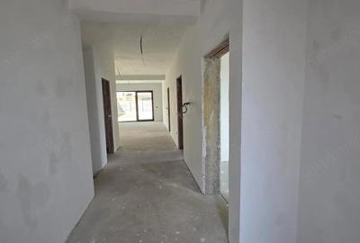 Casă cu 5 camere cu Teren 240 Mp în Dumbrăvița