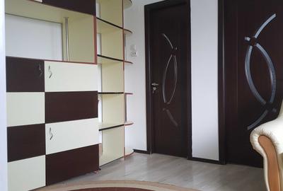 Apartament cu 4 camere semidecomandat în Crâng