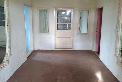 Casă cu 4 camere cu Teren 5000 Mp în Central