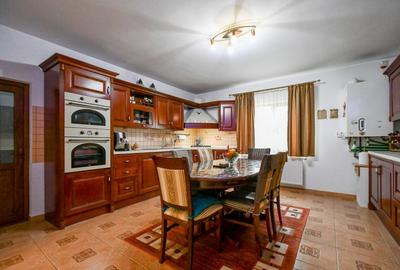 Casă individuală cu 6 camere cu Canalizare în CET - 8