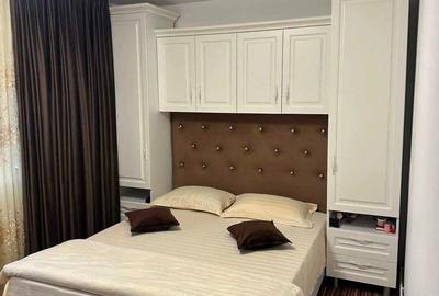 Apartament cu 3 camere semidecomandat în Calea București