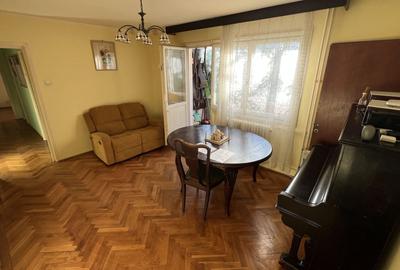 Apartament cu 3 camere semidecomandat, mobilat în Păcii