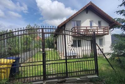 Casă cu 4 camere cu Teren 425 Mp în Sadu