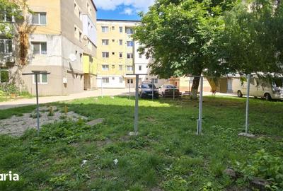 Apartament cu 4 camere semidecomandat în Corabia
