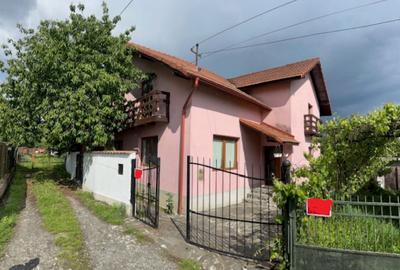 Casă individuală cu 4 camere cu Canalizare în Central