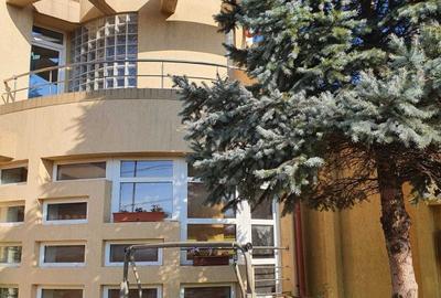 Casă cu 4 camere în Central