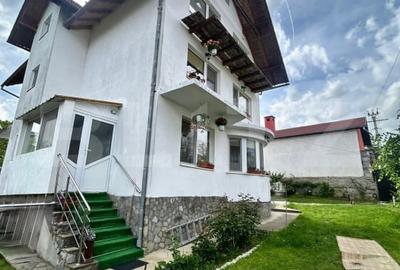 Casă individuală cu 8 camere cu Teren 450 Mp în Zărnești
