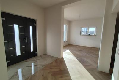 Casă individuală cu 4 camere cu Canalizare în Burdujeni