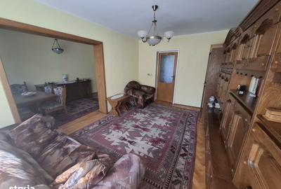 Apartament cu 4 camere semidecomandat în Săsar