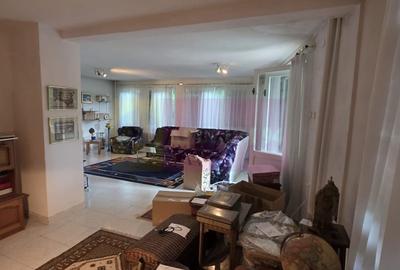 Casă cu 6 camere în Central