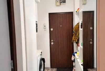 Apartament cu 2 camere semidecomandat în Craiovița Nouă