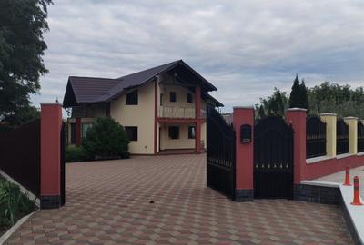 Casă cu 4 camere în Central