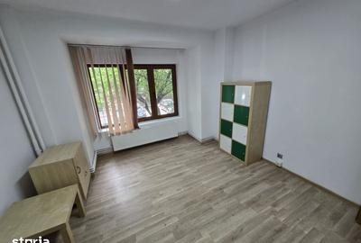 Apartament cu 3 camere semidecomandat în Centrul Civic