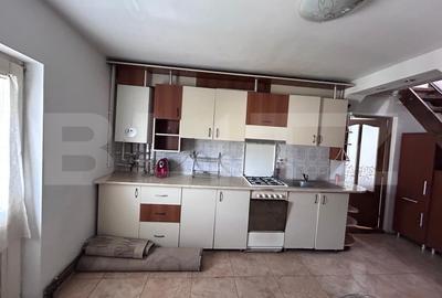 Apartament cu 4 camere semidecomandat, mobilat în Independenței
