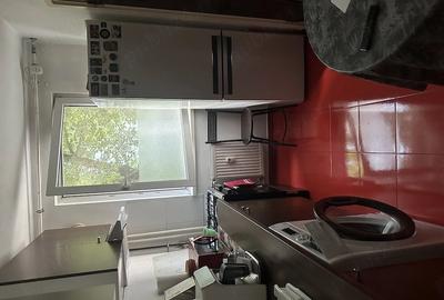 Apartament cu 3 camere semidecomandat în Ghencea