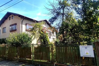 Casă individuală cu 9 camere cu Canalizare în Central