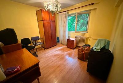 Apartament cu 4 camere semidecomandat în Iancului