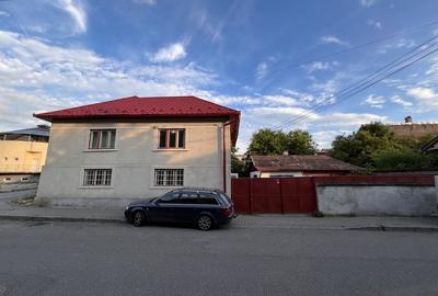 Casă cu 4 camere cu Teren 200 Mp în Central