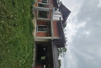 Casă cu 5 camere cu Teren 1067 Mp în Central - 2