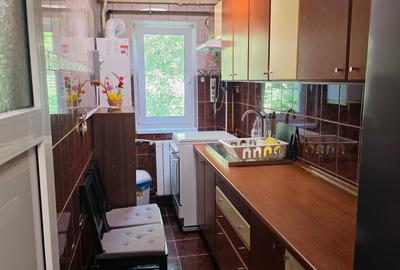 Apartament cu 3 camere semidecomandat în Crângași