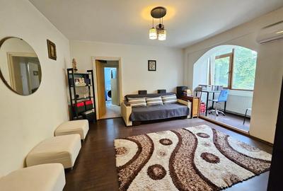 Apartament cu 3 camere semidecomandat în Calea București