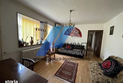 Apartament cu 3 camere semidecomandat în Calea București