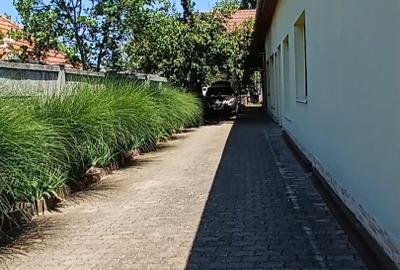 Casă individuală cu 5 camere cu Teren 1500 Mp în Central