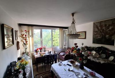 Apartament cu 4 camere decomandat în Berceni