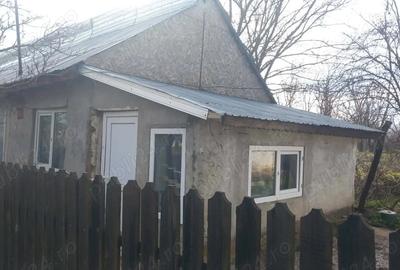 Casă cu Teren 943 Mp în Vâlcelele