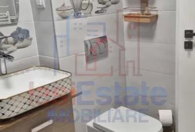 Apartament cu 3 camere semidecomandat în Filiași