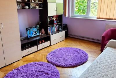 Apartament cu 3 camere semidecomandat, mobilat în Cetății