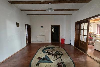 Casă cu 4 camere în Central - 2