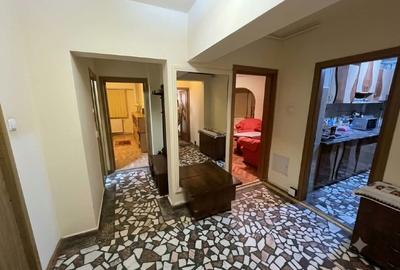 Apartament cu 3 camere decomandat în Trocadero