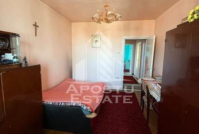 Apartament cu 3 camere semidecomandat în Girocului