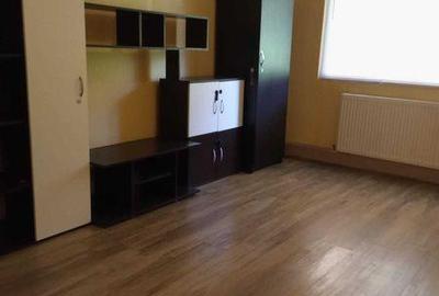 Apartament cu 3 camere decomandat în Letea Veche