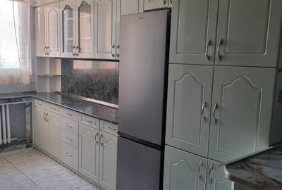 Apartament cu 3 camere decomandat în Exterior Vest