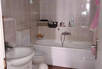 Apartament cu 4 camere semidecomandat în Medicină