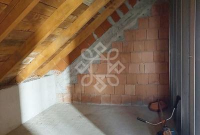 Casă cu 4 camere în Sântandrei