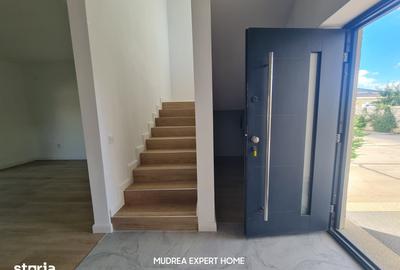 Casă cu 8 camere cu Teren 580 Mp în Corbeanca