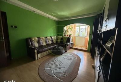 Apartament cu 3 camere semidecomandat în Craiovița Nouă