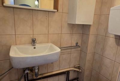 Apartament cu 3 camere semidecomandat în Tineretului
