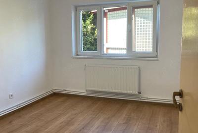 Apartament cu 3 camere semidecomandat în Exterior Vest