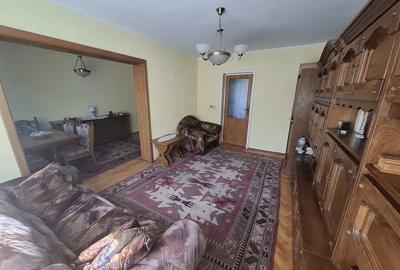 Apartament cu 4 camere semidecomandat în Săsar