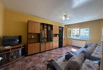 Apartament cu 3 camere decomandat, mobilat în Tractorul