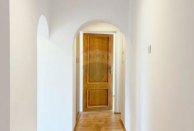 Apartament cu 4 camere decomandat în Decebal