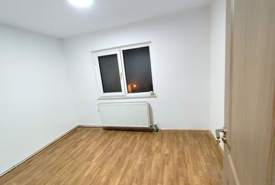 Apartament cu 3 camere decomandat în CET - 2
