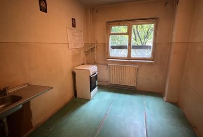 Apartament cu 3 camere semidecomandat în Rahova