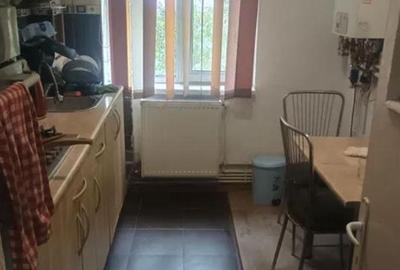 Apartament cu 2 camere semidecomandat în Podu Roș