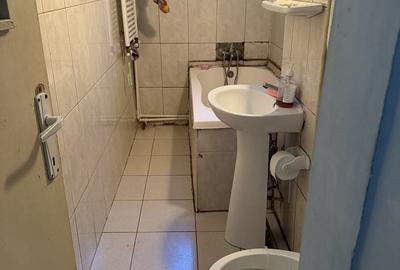 Apartament cu 3 camere semidecomandat în Ostroveni