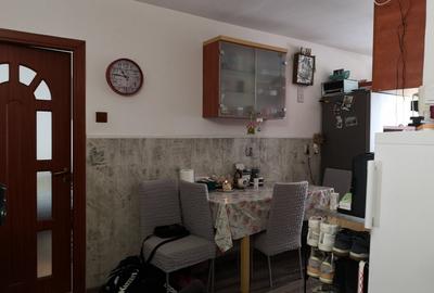 Apartament cu 3 camere decomandat în Tractorul - 4